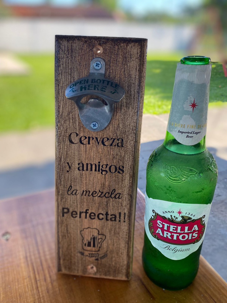 Abridor de Cerveza: Cerveza y amigos la mezcla perfecta!! 30x10cm