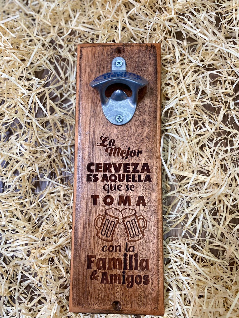 Abridor de Cerveza - La mejor Cerveza es la que se toma con Amigos y Familia 30x10cm